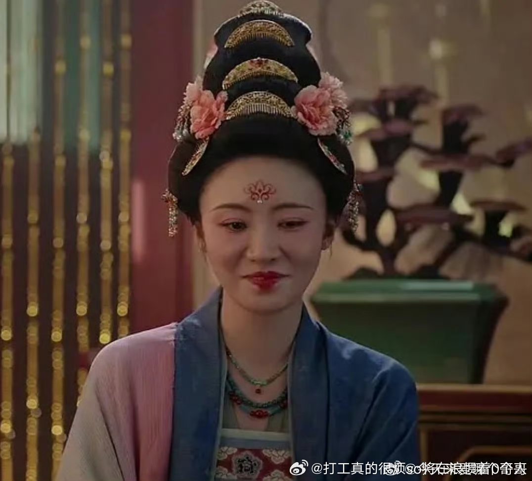 陈昊宇陈丽君都比张月好看几条街了，张月纯靠舞台浓妆和打光才勉强能看而不是纯瞅曾沛