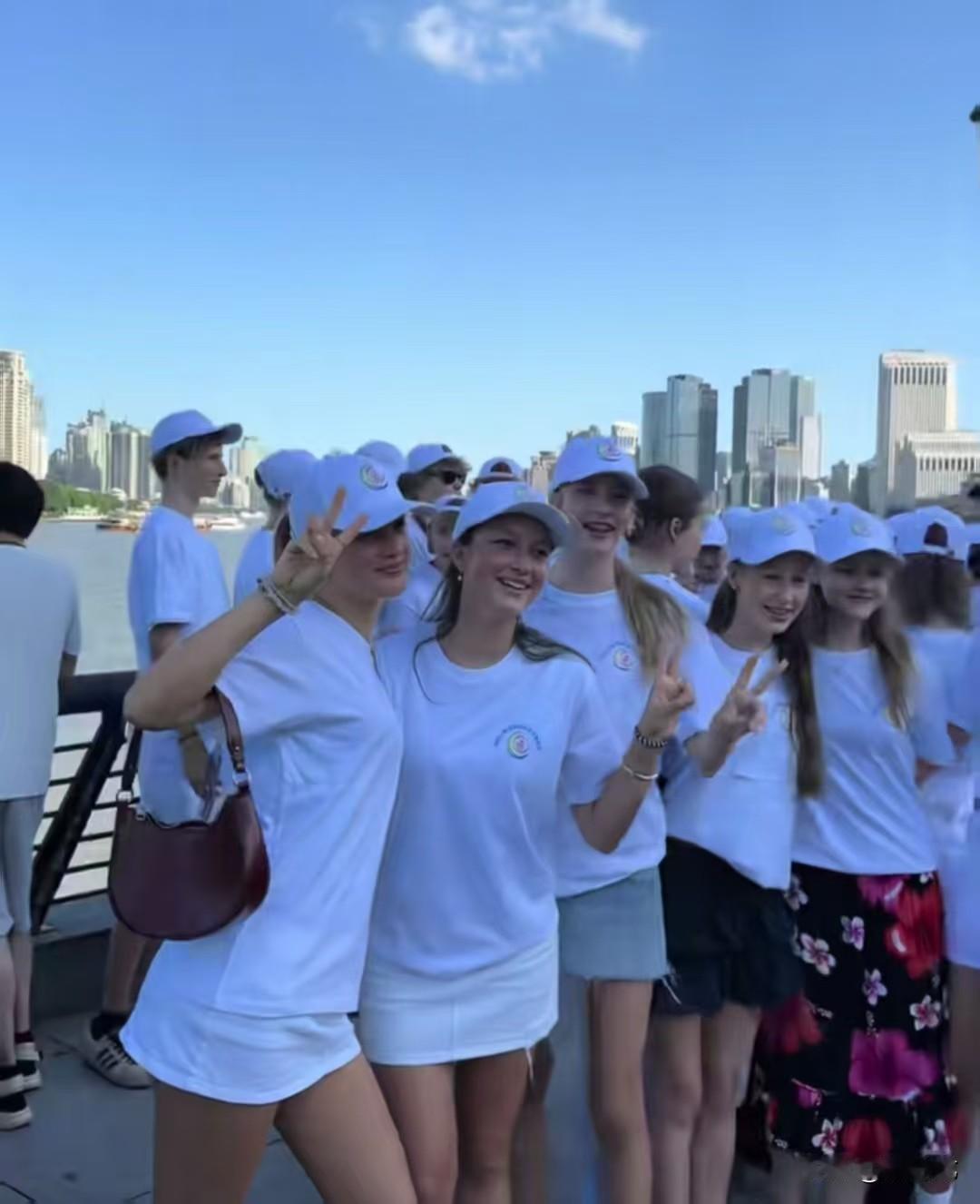 拉脱维亚美丽的女孩们来到上海外滩游玩，我却发现她们当中居然没有一个戴眼镜的，再联