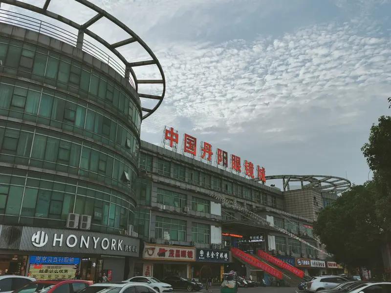 美国车主想不通：卖几万块的原厂车灯，被江苏丹阳干成十分之一当美国车主满心疑惑时，