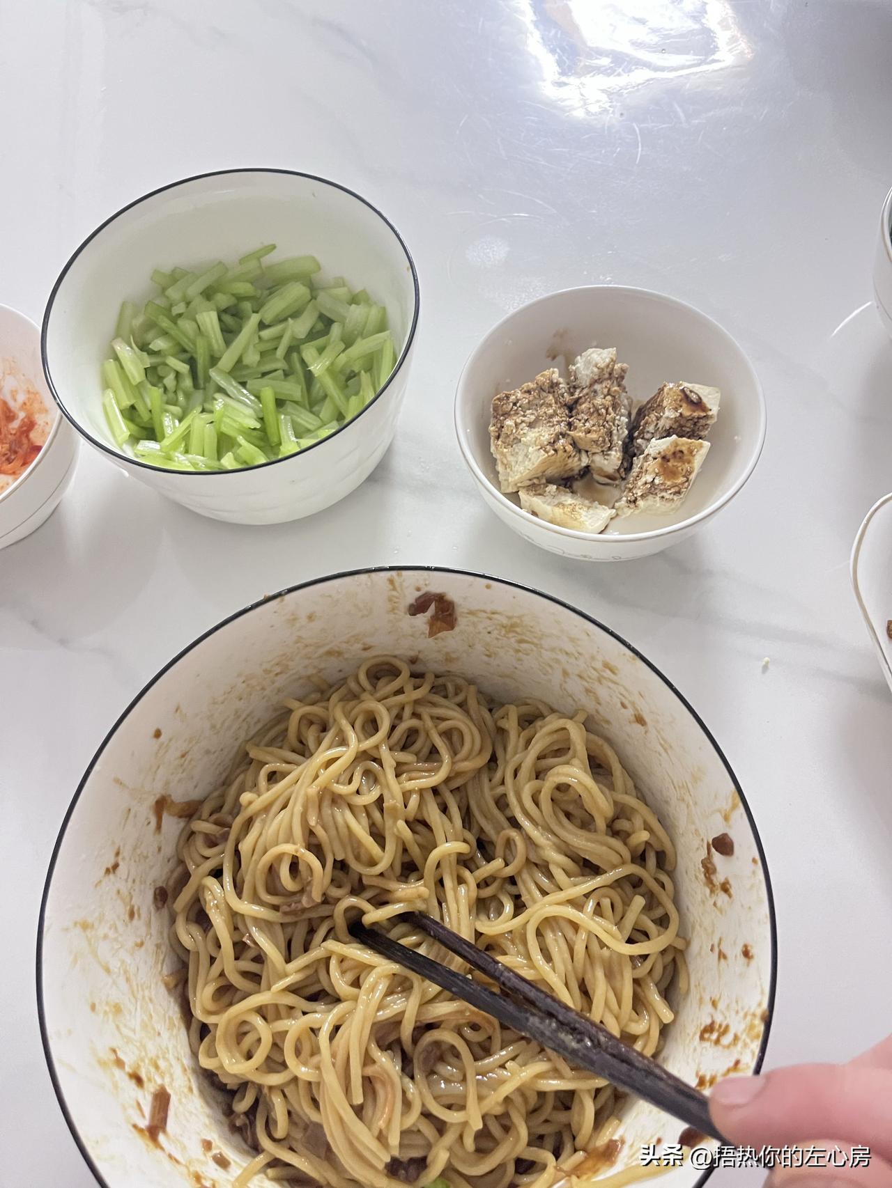 真的被这一碗家常拌面香迷糊了！

周末在家懒得折腾，就随手煮了碗拌面，没想到一口