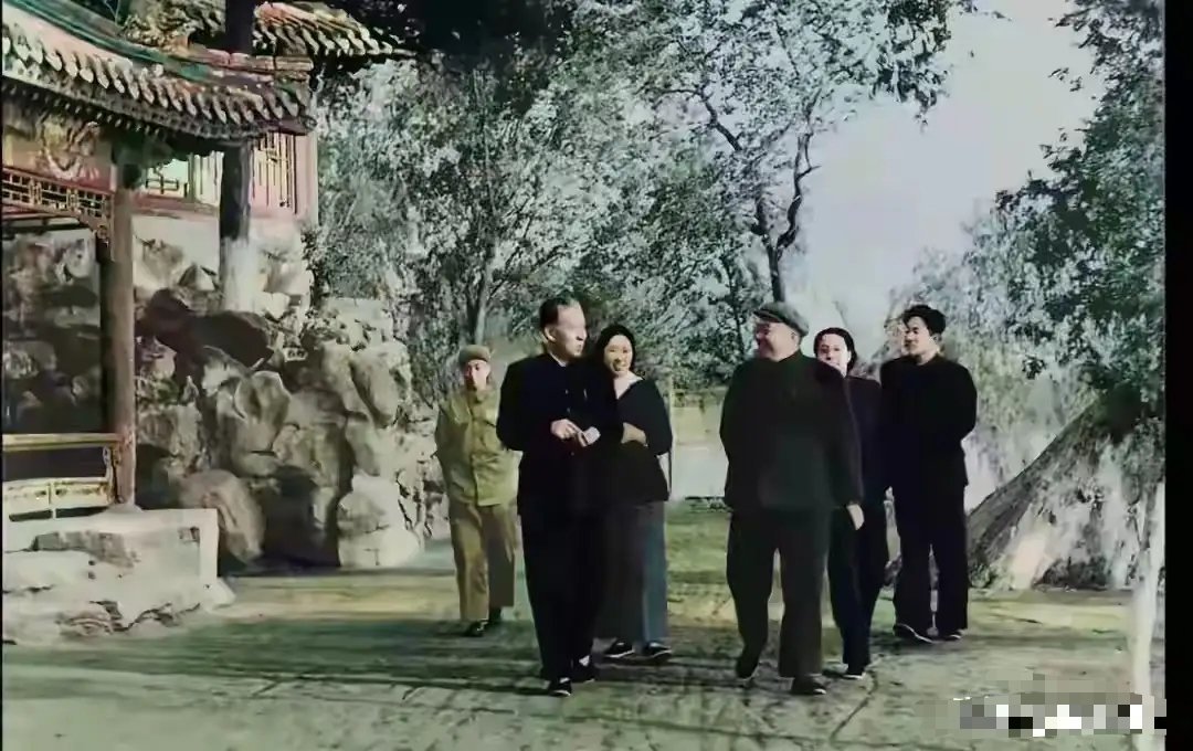 1952年中南海瀛台：刘少奇、王光美与彭德怀、浦安修一同散步 