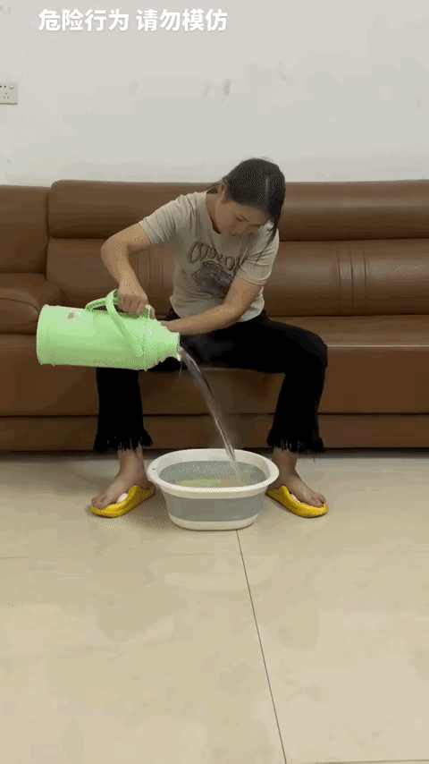 妹子，脚不是这样泡的，浪费人家的盆了。