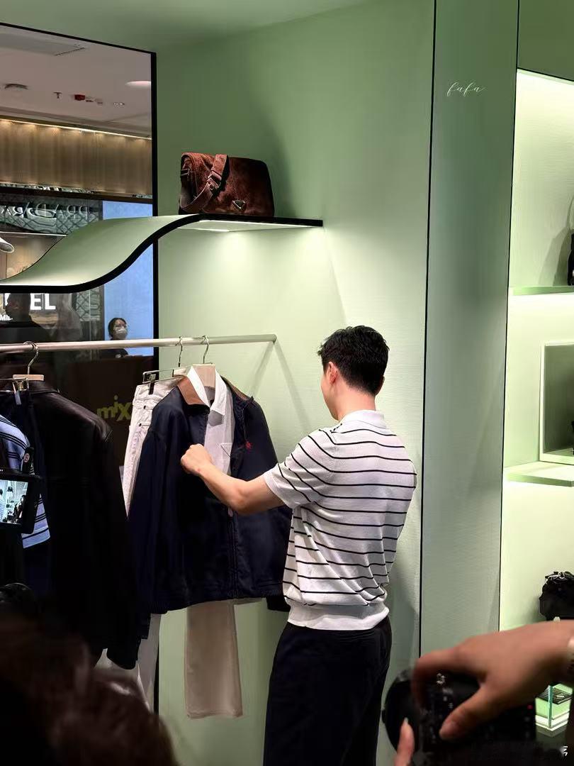 马龙条纹polo衫造型马龙深圳活动一身条纹穿搭亮相线下，版型利落显气质，身姿挺拔