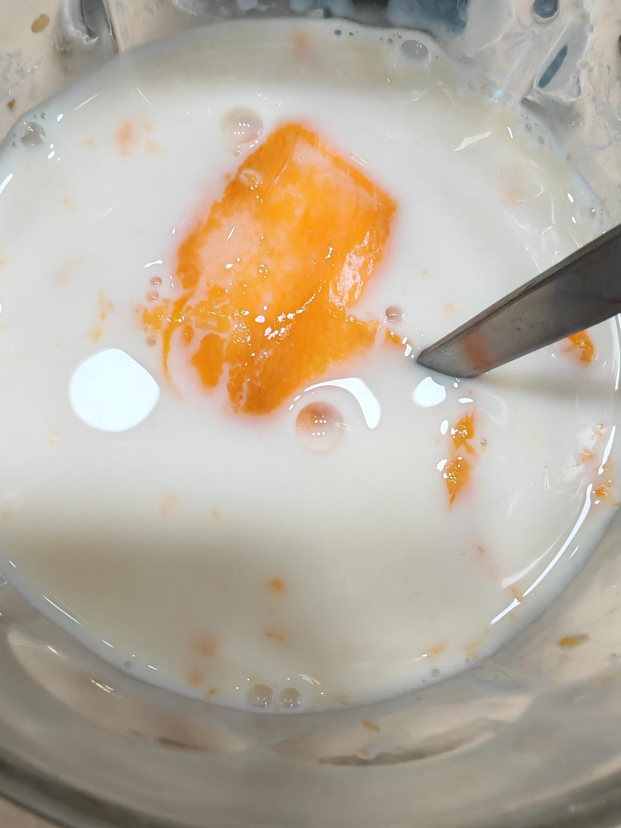 夏天用冰牛奶和水果做水果捞，简直是消暑神器！我超爱这一口。
像芒果、草莓、蓝莓这