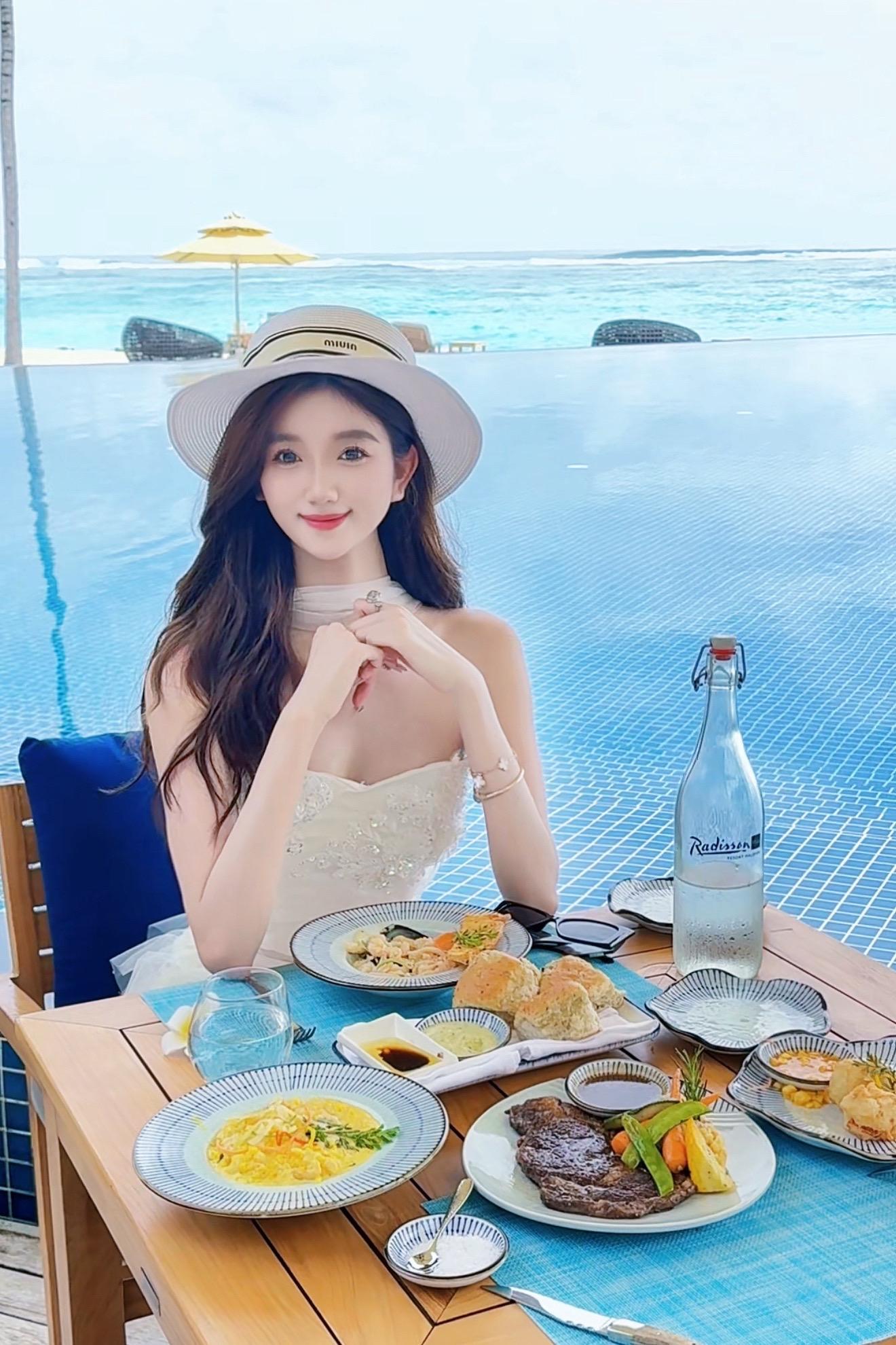 我是一个幸福主义者 从不扫自己的兴 从不等任何人