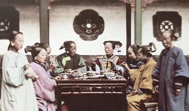 1879年，浙江巡抚谭钟麟喝多了，恰逢府中丫鬟李氏在其身边照顾，看着李氏娇俏的容
