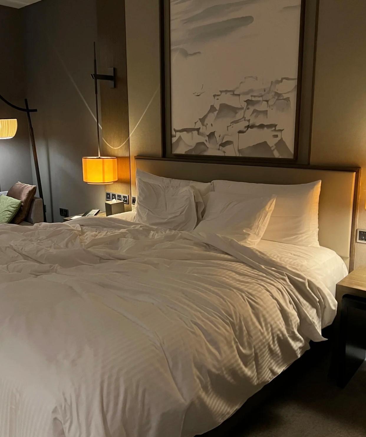 情侣住酒店正亲密，酒店员工从外面把窗户打开！当事人：我喝止了他两次，他还在继续开