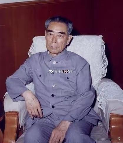 照片 capture 了周总理在处理国家大事时的从容气度。他一生鞠躬尽瘁，死而后