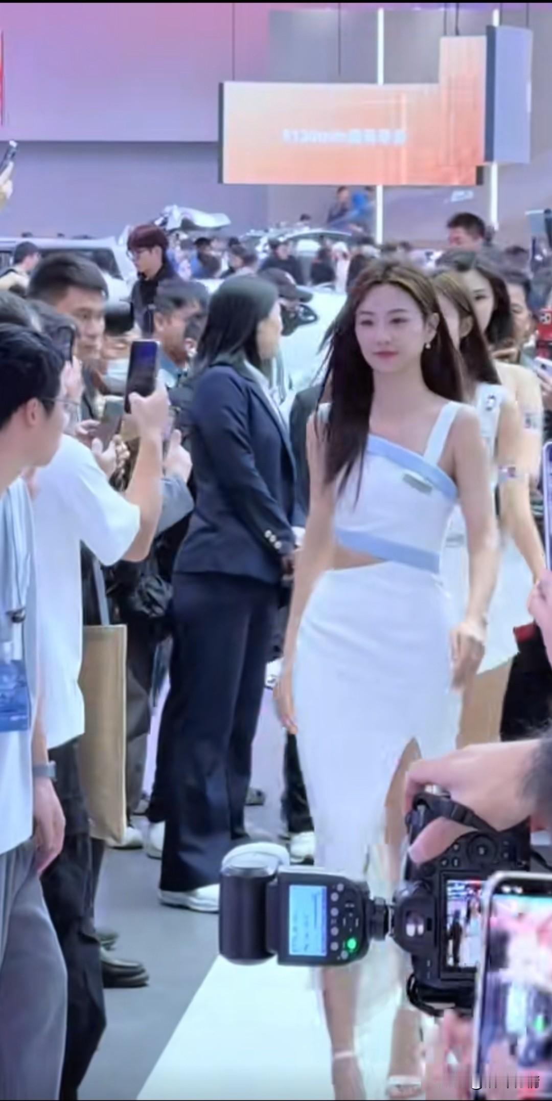 看车着呢哪能不看模特？
广汽本田是懂得车迷的心声的，
不管车好不好？
美丽的车模