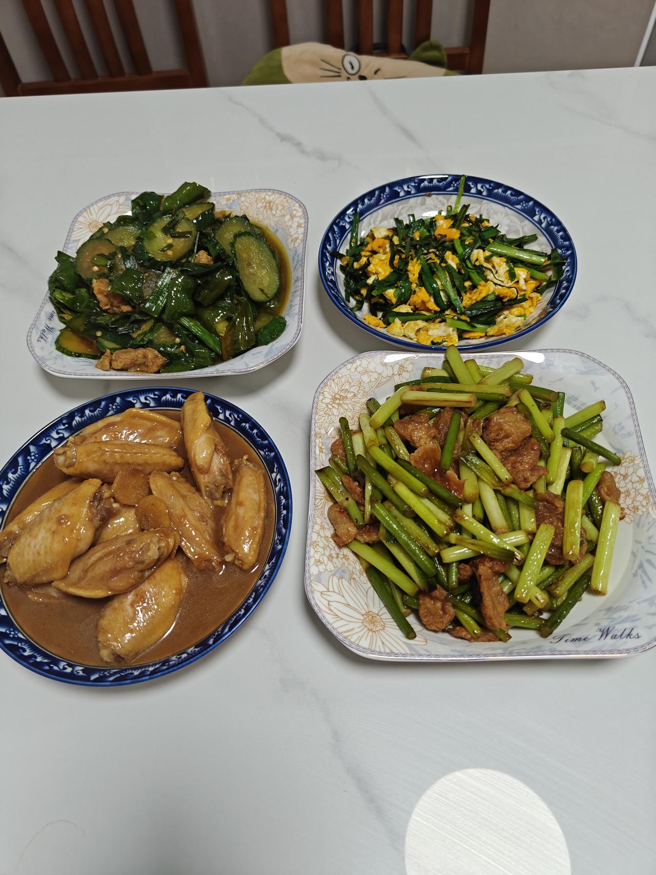 昨天下班打卡的时候，和同事发生了几句口角。
我们下班打卡是排队的，我排在她前面，