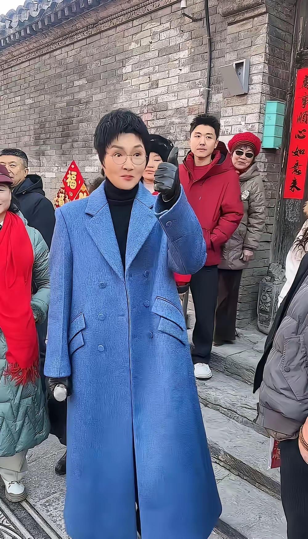 孙楠，拜托你别开这么大的美颜滤镜了。
本来挺正常的一个人，好好唱你的歌就行了。