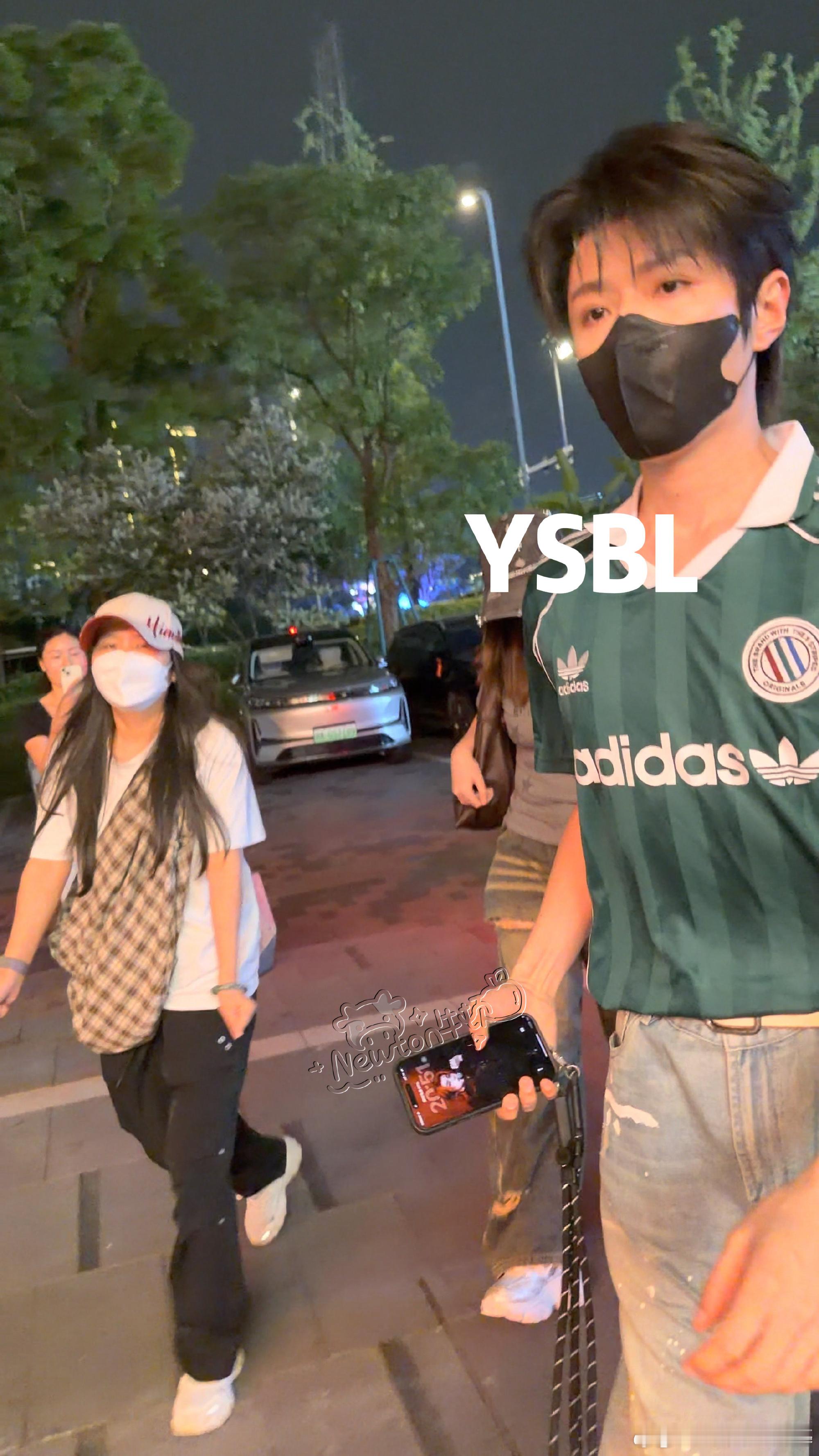 我看到壁纸就发狠了忘情了这就是想让你拍到啊，怎么到今天才发现啊他俩肯定在蛐蛐暗戳