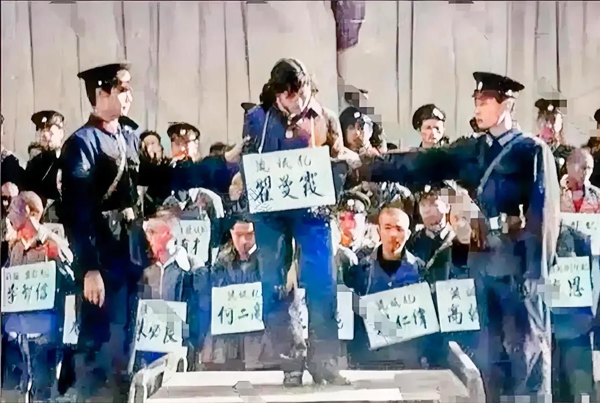 1983年，翟曼霞被判处死刑的画面，让人感到非常沉重和悲痛。照片中，她微微低着头