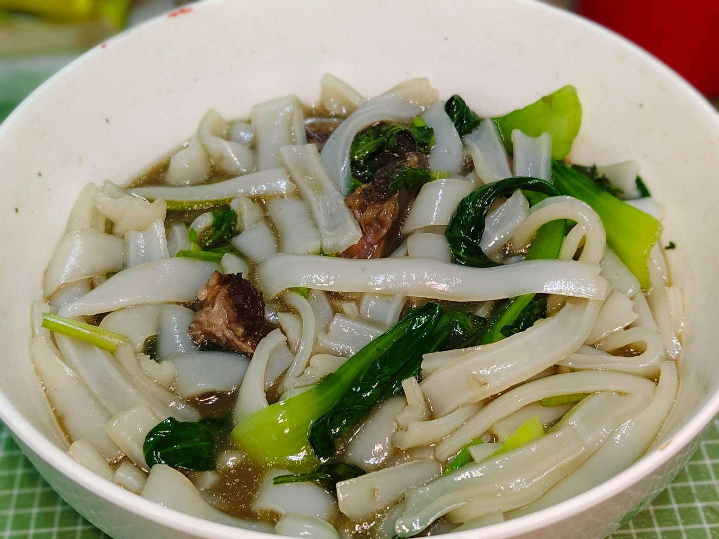 牛尾熬出的汤头做河粉太好吃了，唯一的问题是我吃不动了（宽面条泪）。 