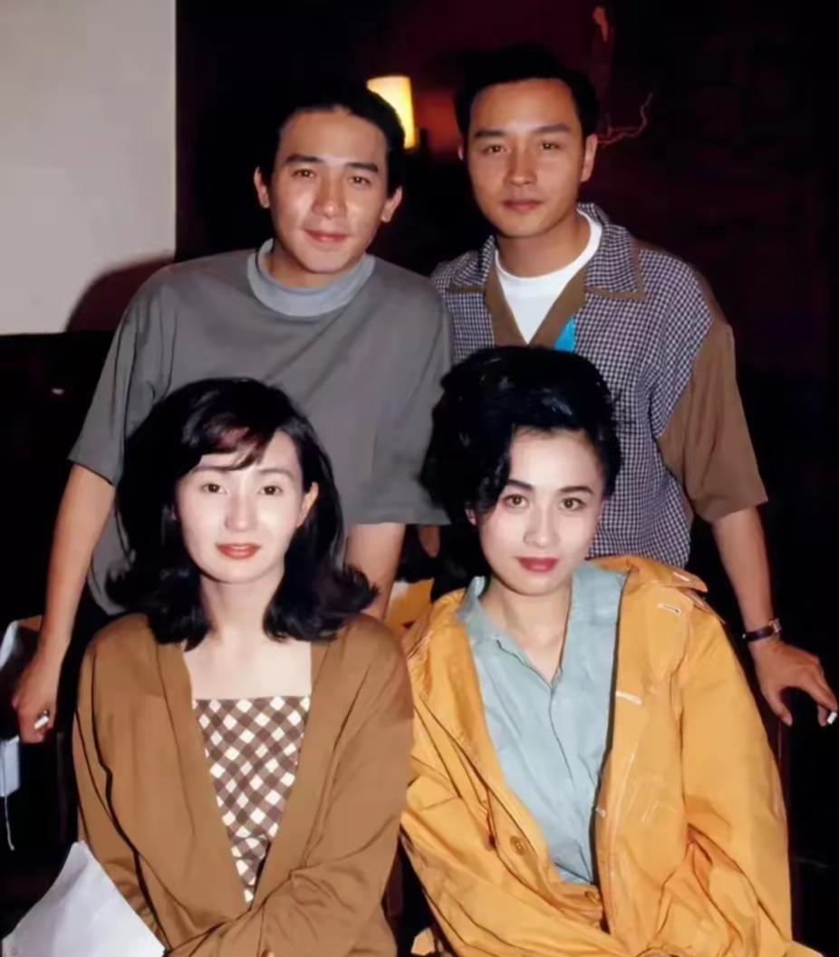 四个人一起合影，看起来很开心。九十年代的一张照片，粉丝还认识吗？谁还能叫出名字[