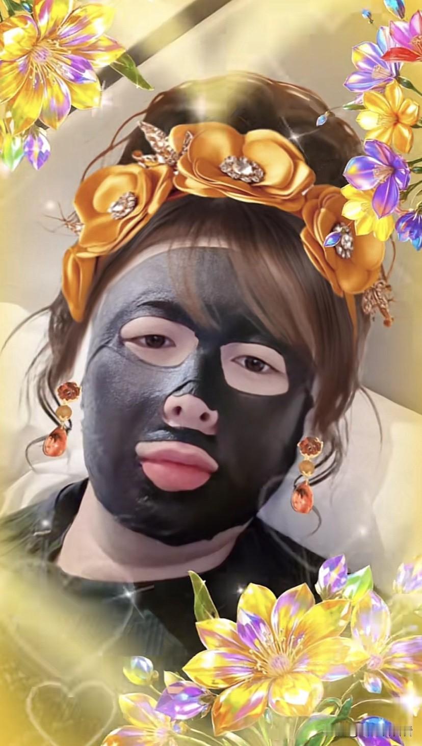 大半夜的吓了一跳，还以为哪个大妈发的，不说是谁真难分辨，你说你敷面膜就敷面膜，还