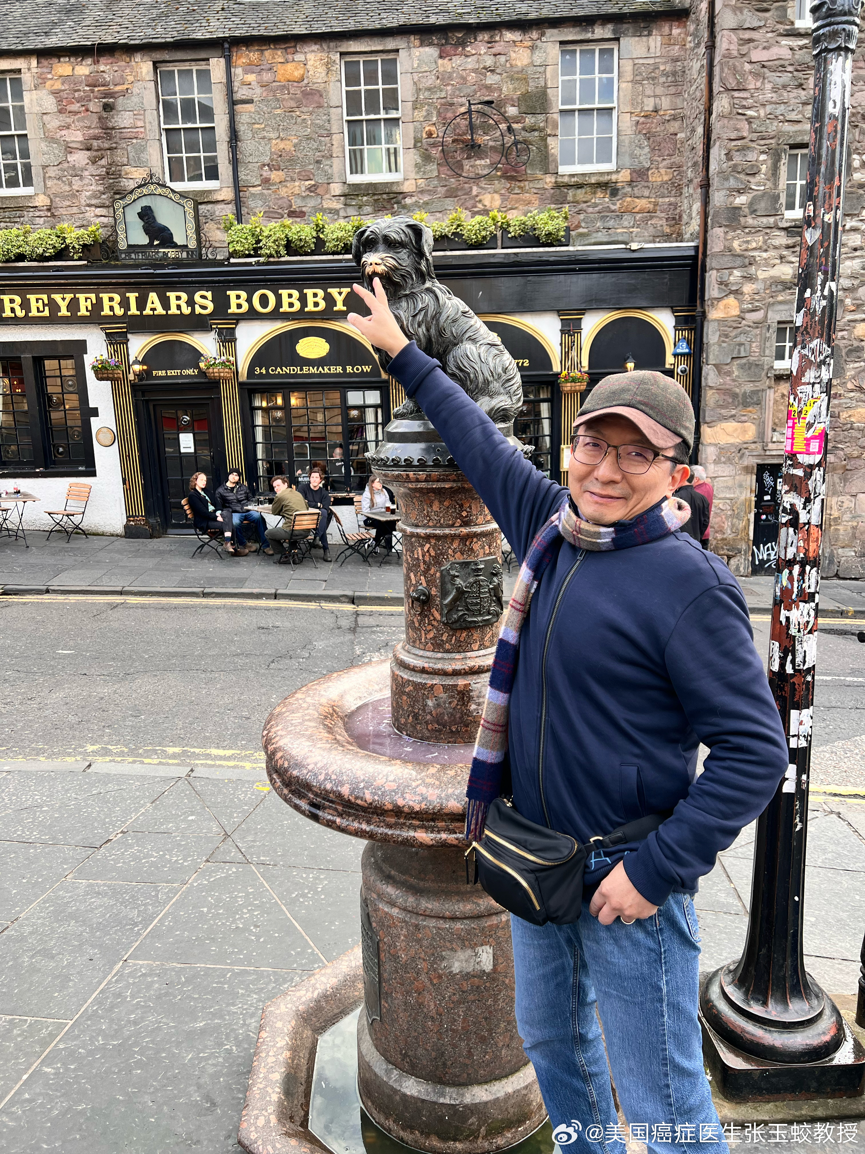 忠犬巴比雕像（英语：Greyfriars Bobby Fountain）是一座位