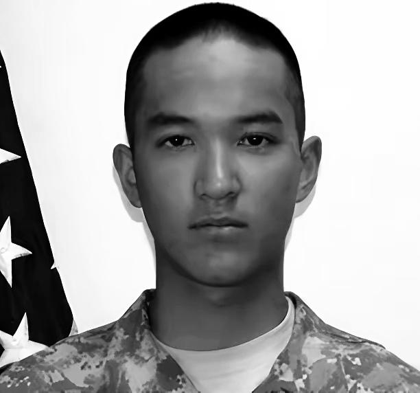 2011年，19岁华裔兵陈宇晖，就因洗澡忘关水，被长官一把拖到碎石路上蹭。

背