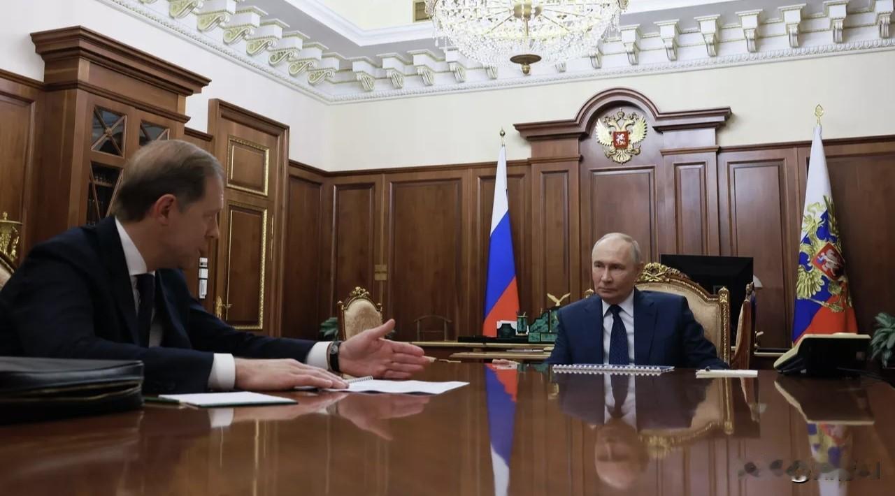 2026年1月13日 俄新社消息，俄罗斯总统普京与政府第一副总理德米特里·曼图罗