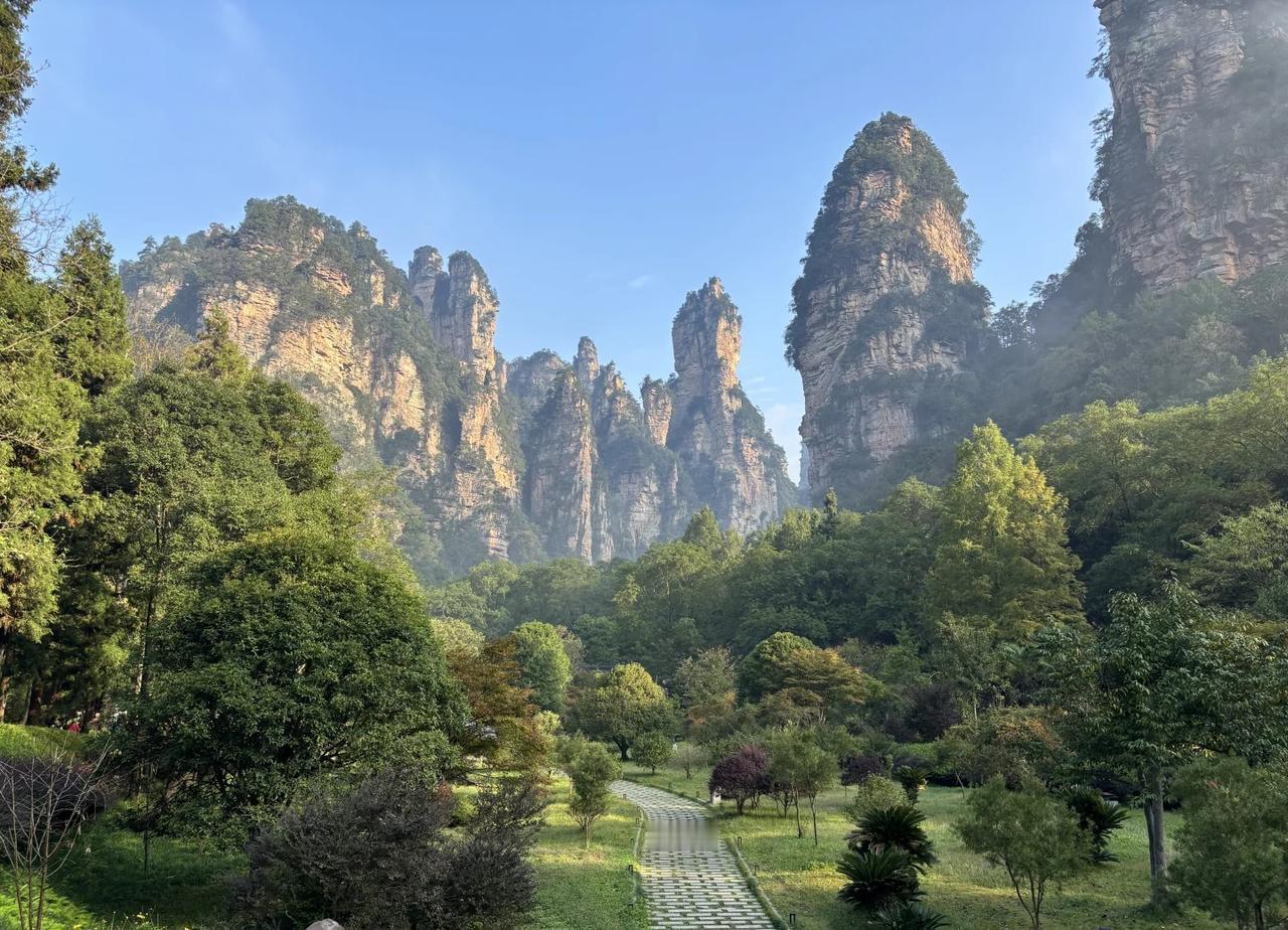 张家界旅行第一天！
酒店订在武陵源标志门附近（东门），由于没有预约到东门早上的入