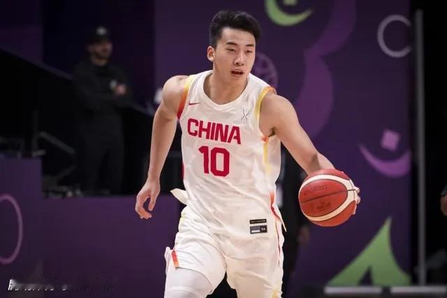 中国男篮险胜93:88险胜沙特！但有两个问题引起了球迷的讨论:

第一:王俊杰上