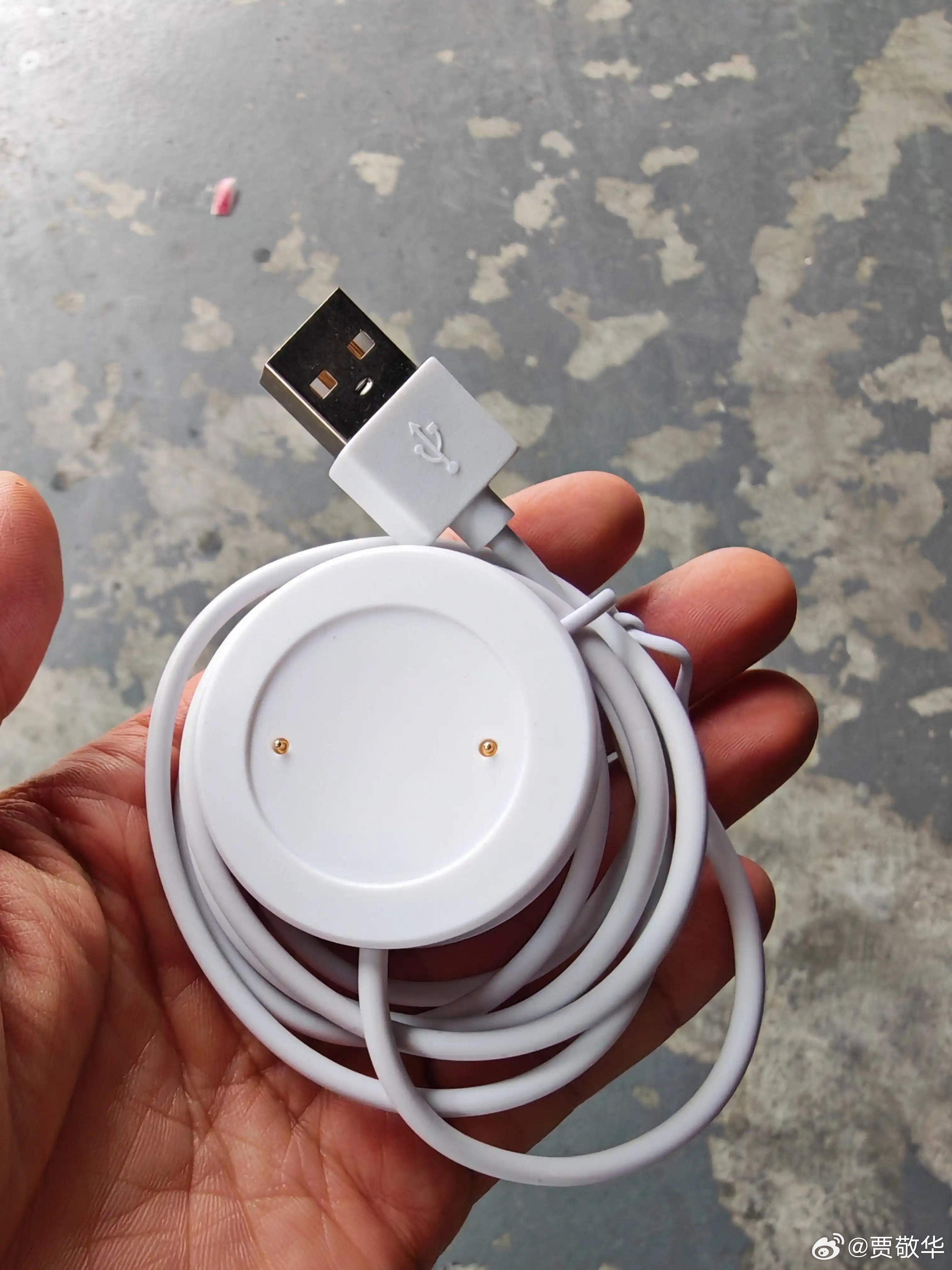 朋友的智能手表充电器丢了，刚从家里找了一条给他，试了一下还真管用。如果单独买一条