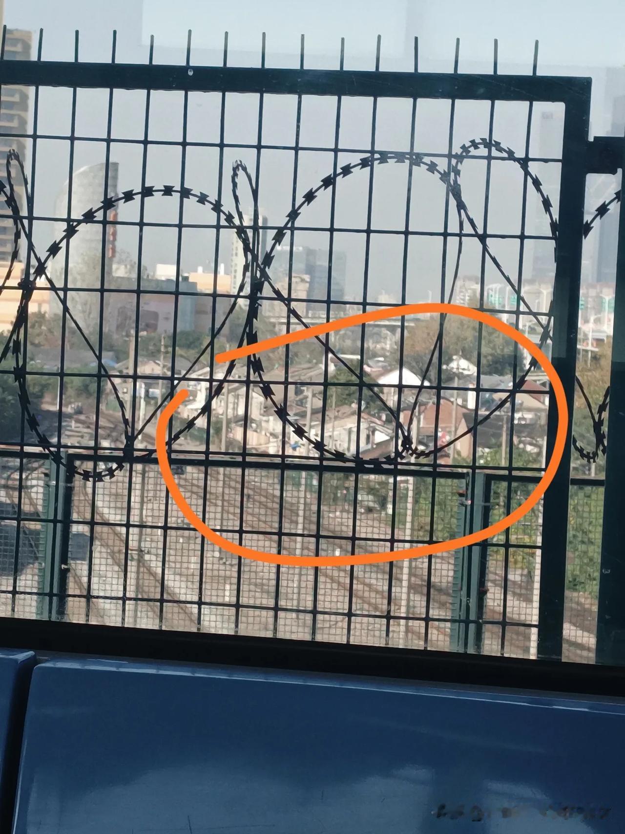 坐地铁一号线，停靠中华门站时，看到圈出来的区域那片民房还在。05年一号线刚开通的