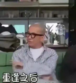 #汪小菲具俊晔同款衬衫#有细心网友扒出汪小菲和具俊晔都曾经穿过一件竖条纹的衬衫，