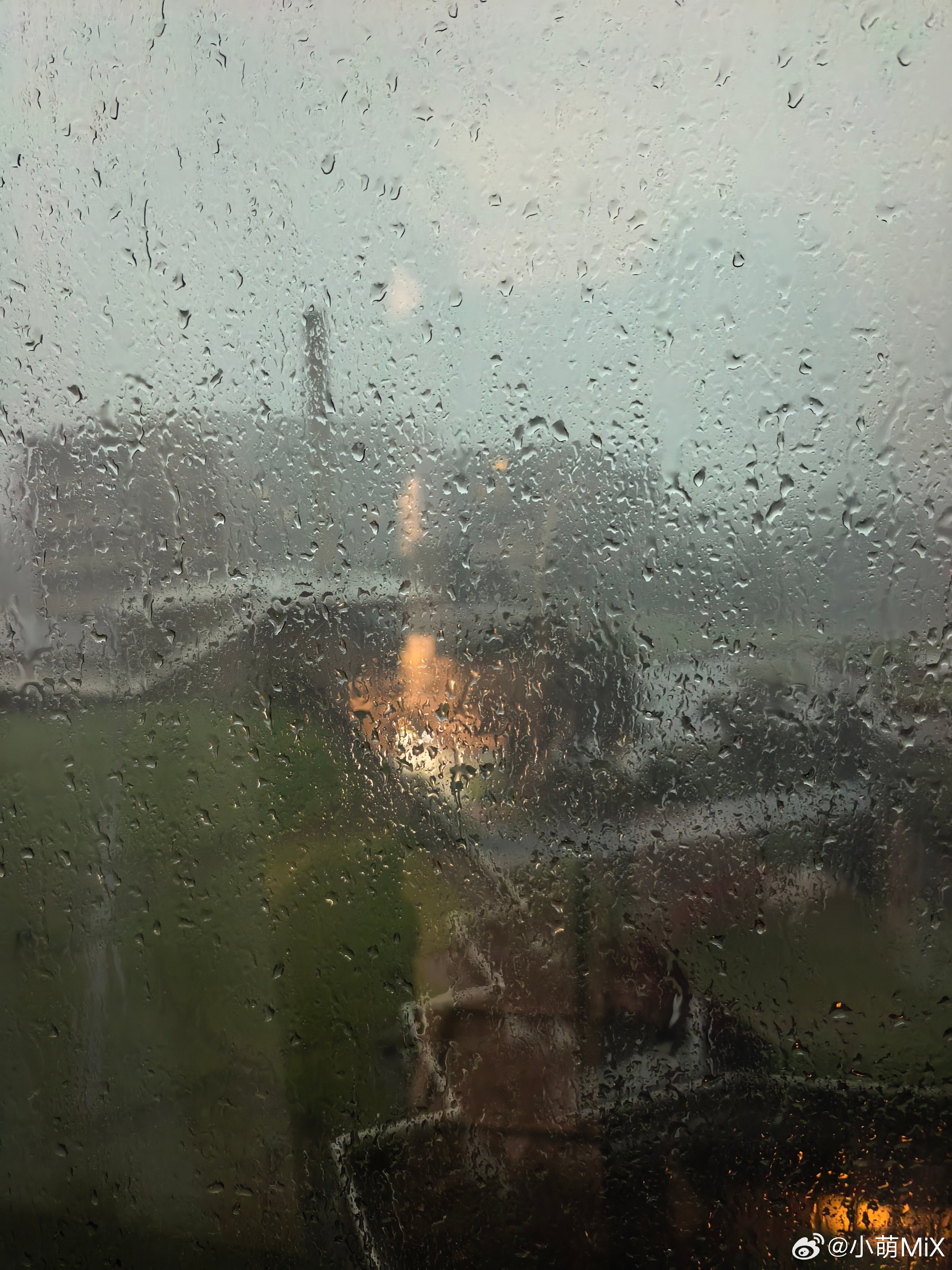 上海突然天暗了开始大雨还好落地了