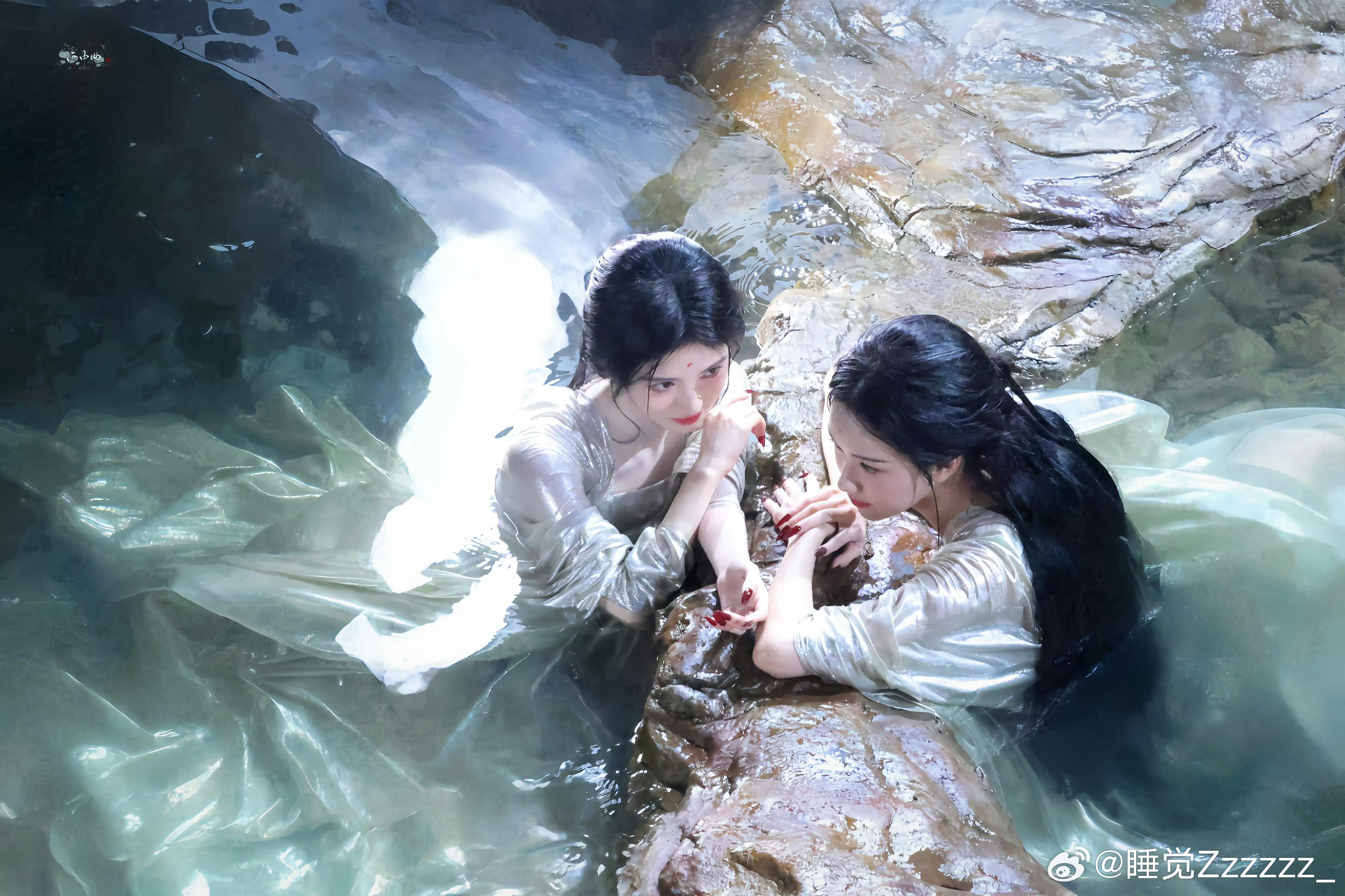 月鳞绮纪嗑完你的嗑你的月鳞绮纪4个人4对cp 一对接一对地嗑，四个人四对CP，追