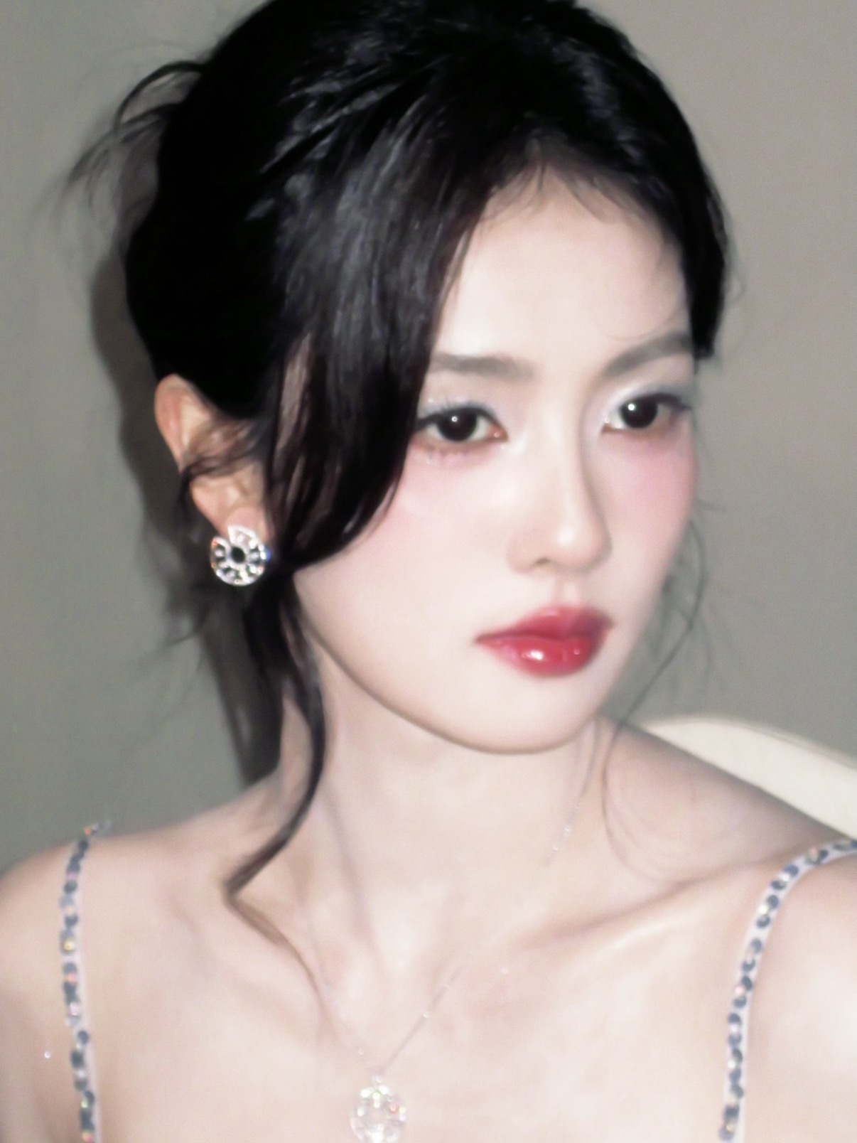 妈咪好精致的一张脸，菠萝树下站谁都美[好爱哦] ​​​