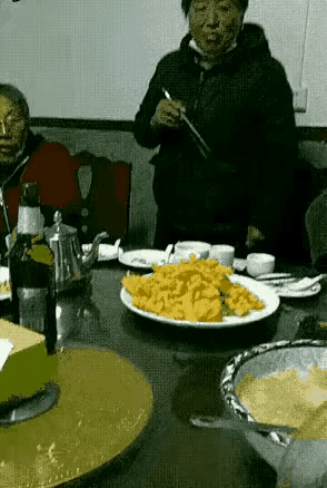 这是真的吃相难看这一餐挺有特色 吃饭得瑟一下。 难得在一块吃饭 这样算是吃饭 得