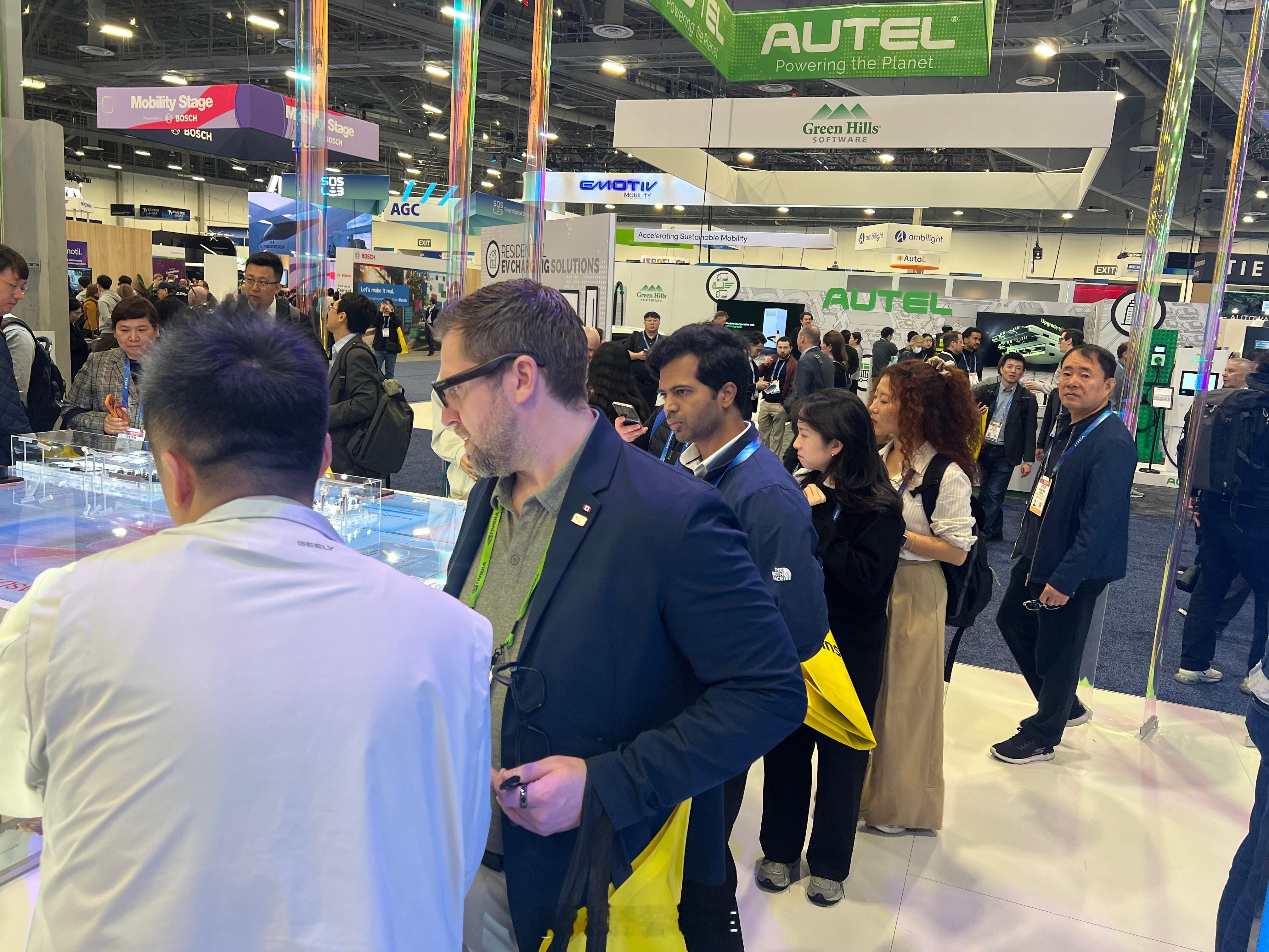 谁懂啊！2026CES吉利展台挤到举不起相机，美国科技党和媒体围着极氪9X疯狂打