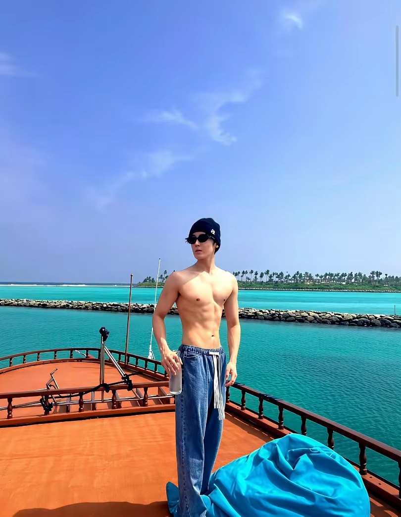侯明昊的身材，真是个意外。 