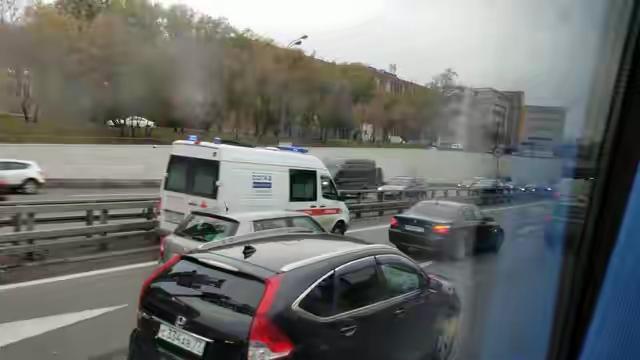 为生命让行，是底线更是责任
 
一段宝马车故意压线阻挡救护车的视频，近期在网络上