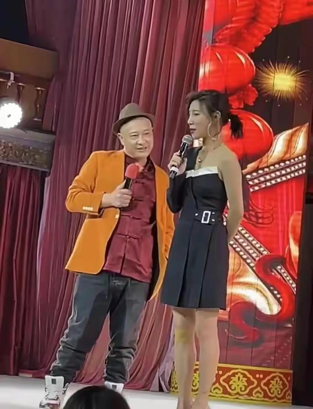 赵四公开对女搭档开黄腔，太下头了！

赵四问女搭档可以潜规则吗？女搭档问他什么意