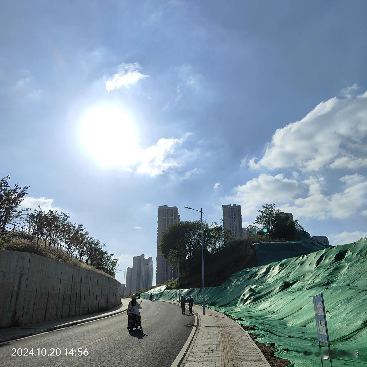 今天天气不错，出去散散步还挺好。

沿着新修的路，一路走，一边还在构思头条，我觉