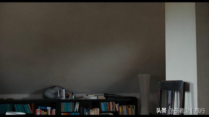 佩措尔德以空镜为引，揉碎拉威尔《海上孤舟》的旋律，照见两个破碎灵魂的镜像共生。漏