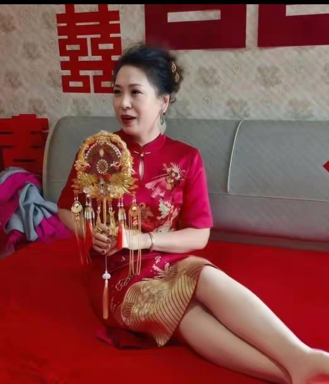 大家不妨猜一猜这位新娘子多大岁数？年龄差在五岁以内算我输，我请客！