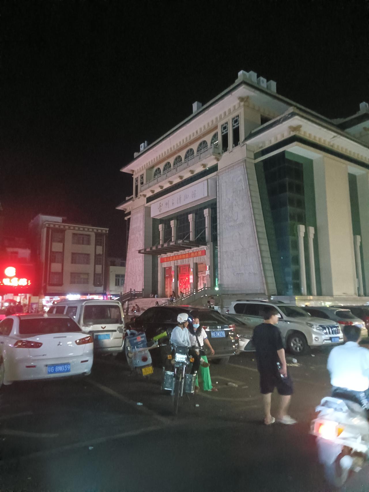 昨日去广东省遂溪县建新亲戚家吃新居酒，晚上顺便经雷湖快线去雷州市西湖广场逛逛。雷
