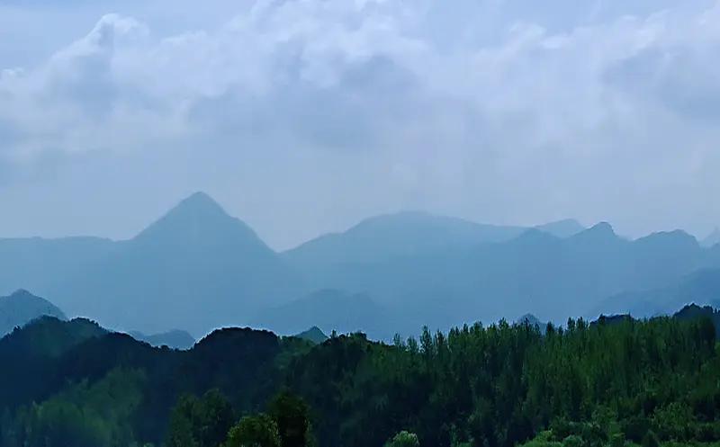 看到“青山藏画意”这个上联，瞬间就感觉诗意满满。青山本就充满了自然的韵味，还藏着