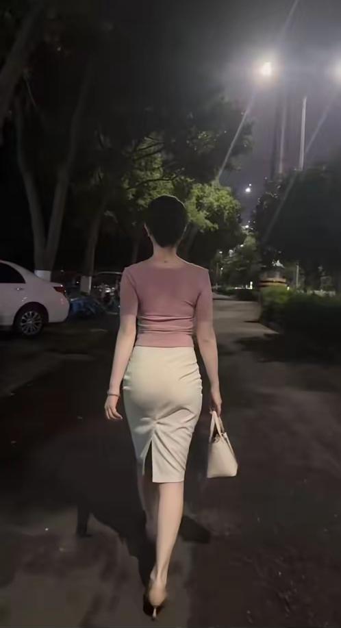 为什么中年女人的背影最好看?女人一旦到了中年，浑身上下都会散发着成熟的魅力。成熟