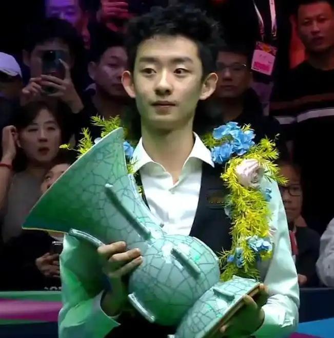 闪电五连鞭，吴宜泽 5-0 迈克尔·霍尔特，胜利在望！
        斯诺克英