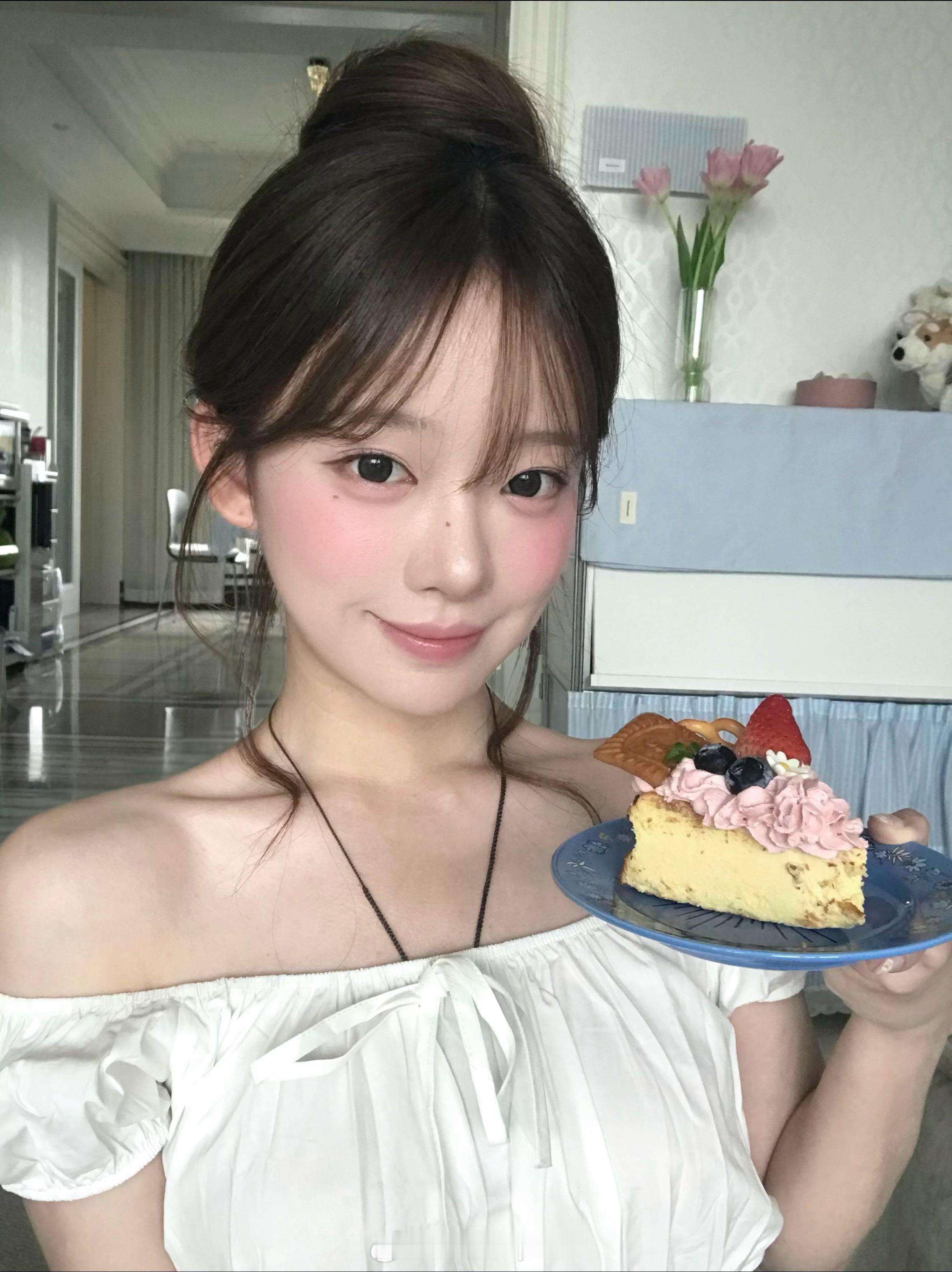 小树莓妆🍰两个平台都发了是rc的广！记得支持我一下嘿嘿这里评论揪三个同款多用膏
