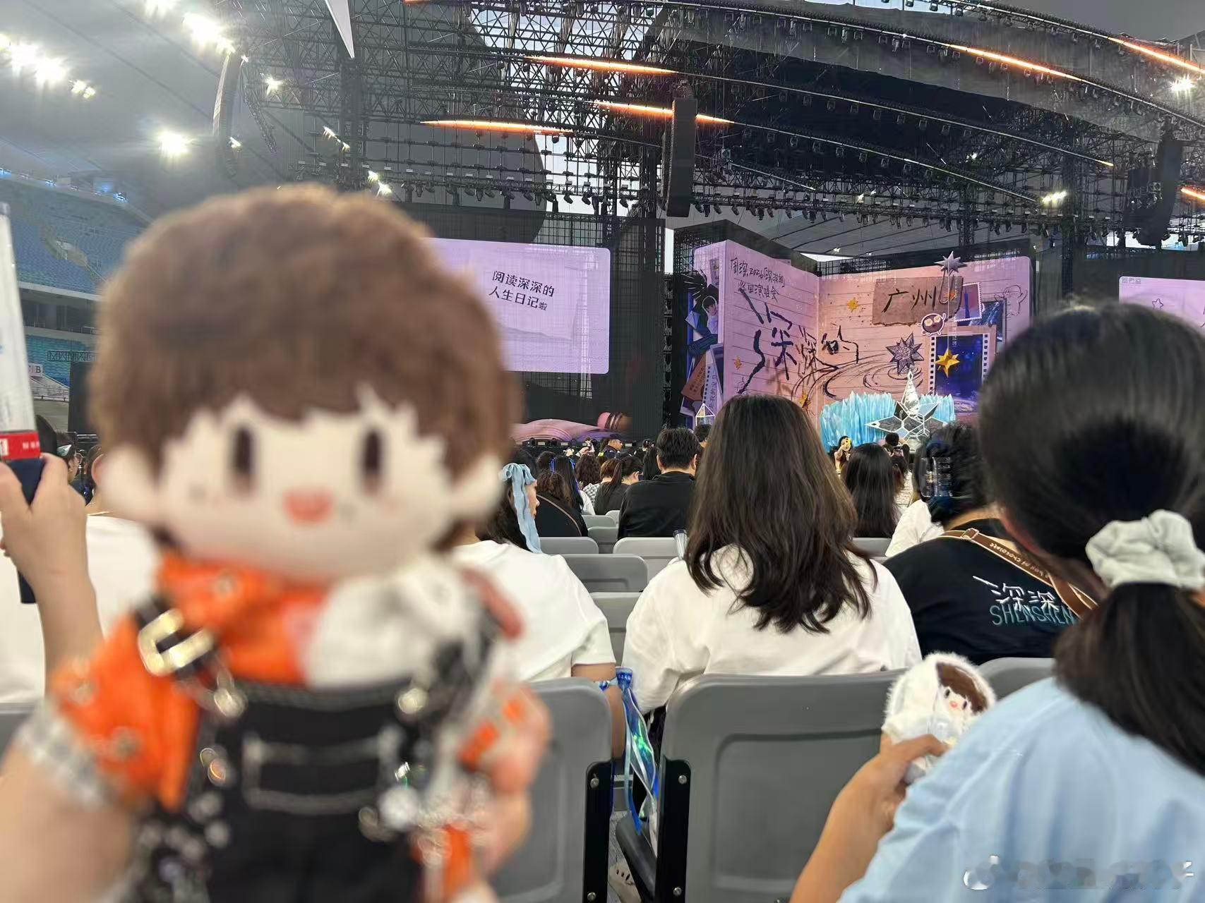 周深做米字星物料发狠忘情了 很难不爱这么有烟火气的周深，私下里的小举动全是让人心