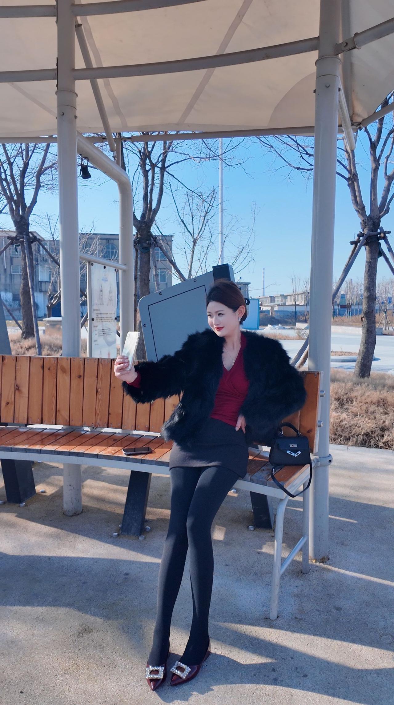 冬日穿搭指南：毛绒外套+红裙，温暖又时尚！