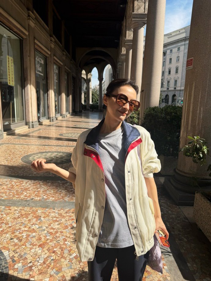 吴昕米兰素颜街拍 姐这素颜状态是吃了防腐剂吧？米兰街头随便一拍就是画报，松弛感这