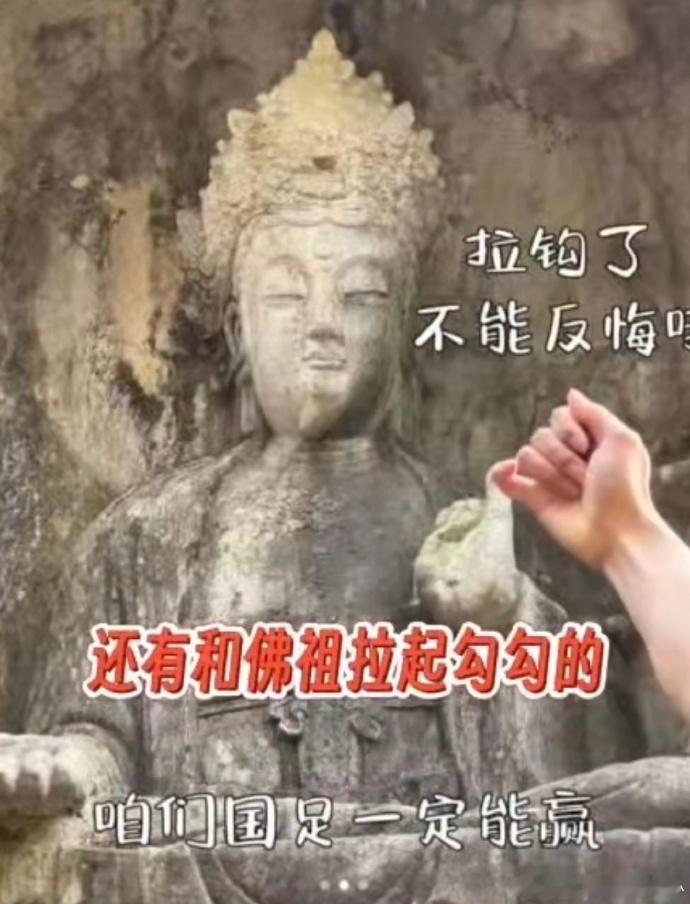 中国男人虔诚起来有多拿得出手 于历史遗迹前，中国男人用行动诠释虔诚。不惧风沙，坚
