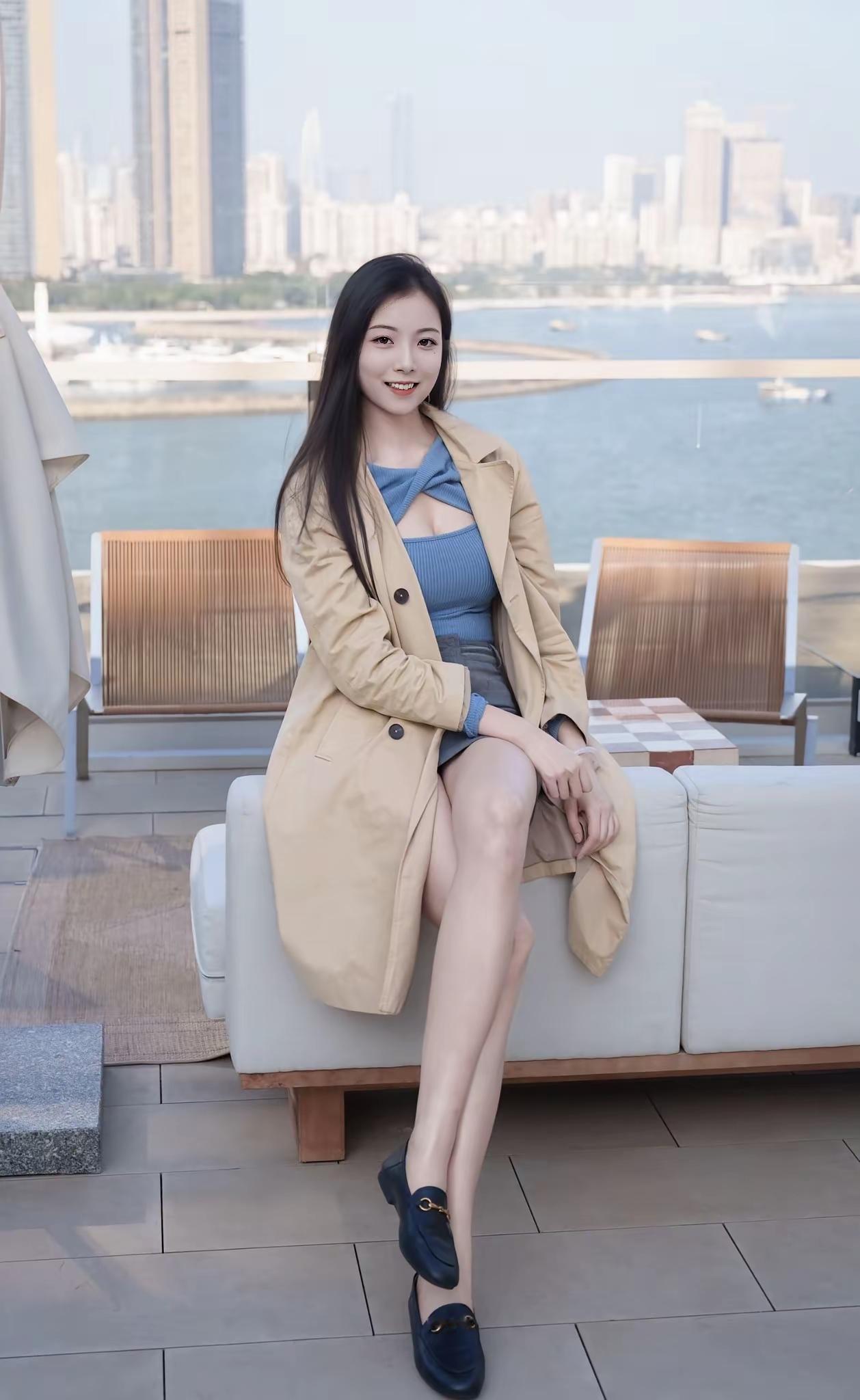 水边美人倚，风起落花飞。迷人美景图片