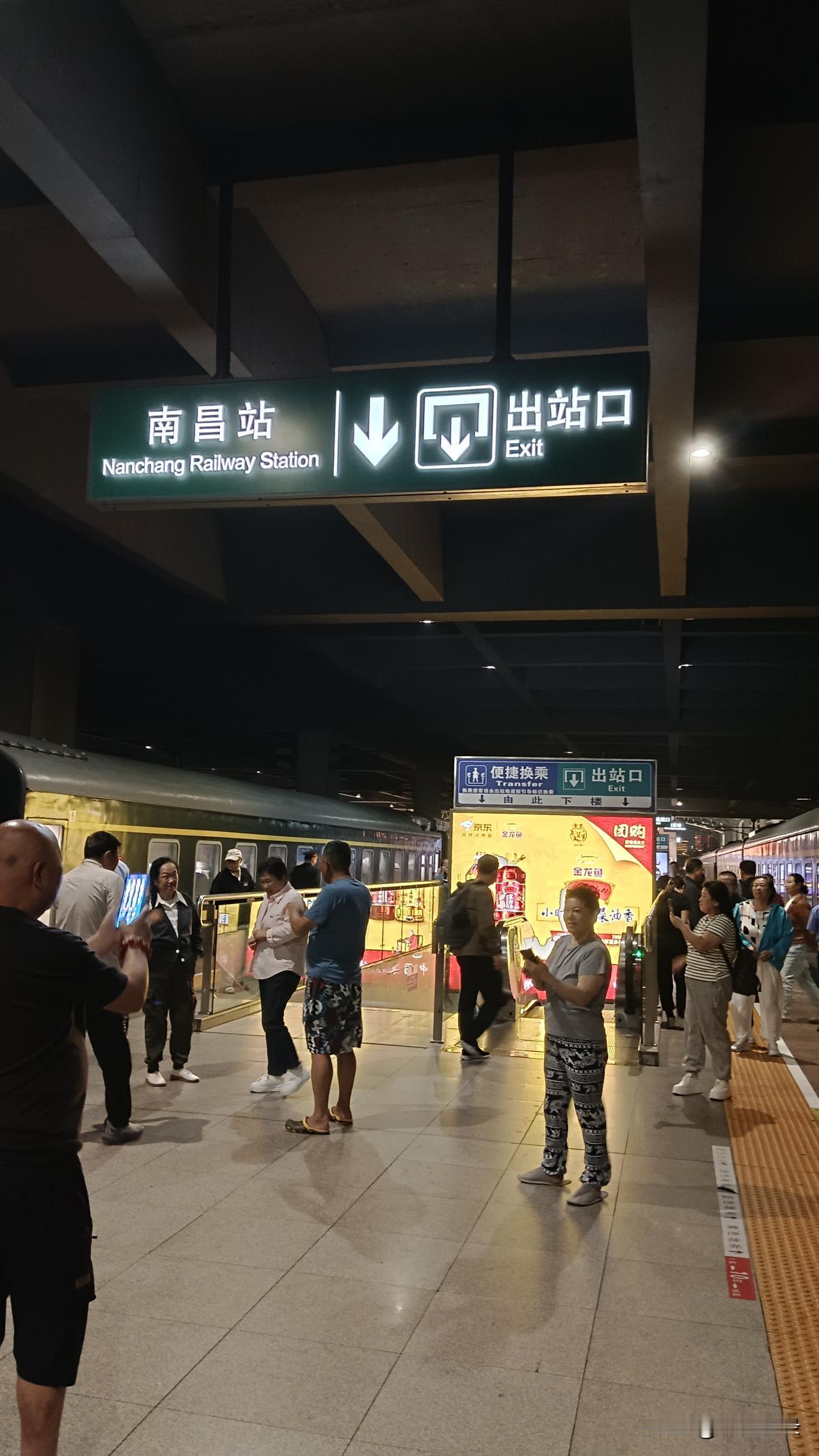 一觉醒来，雨停了，天亮了。
平坦的大地上一片葱绿，像是铺上了一层厚厚的军毯。
那